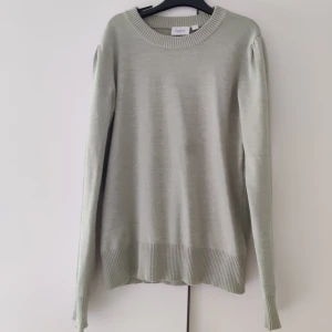 Ljusgrön finstickad tröja - Säljer denna tröja i en superfin ljusgrön färg. Dock har den en fläck (se sista bild) därav priset💗