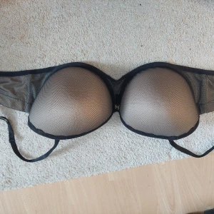 Fin bh - Fin svart/beige bh i storlek 85 j, fint skick!