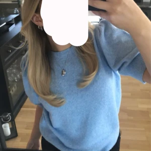 Stickad tröja  - Fint skick lite nopprig 