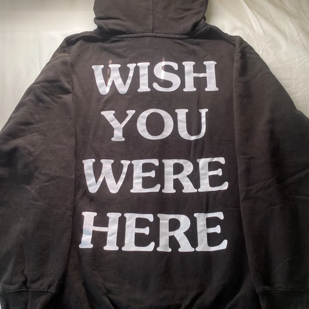 säljer en astroworld hoodie av rapparen travis scott. hoodien är i ganska bra skick det är bara bokstäverna på baksidan som gått sönder här o där.. Hoodies.