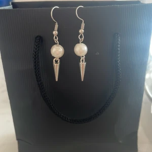 Snygga pärlörhängen - Jätte snygga pärlörhängen😇😇ett par med en nit där nere😍😍skriv för andra bilder o mer frågor💕💕🩷🩷💘