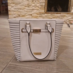 Mirelle väska - Väskan har knappt synliga tecken på användning som ni kan se på sista bilden. Annars är den mycket bra för året runt. Hör av dig vid fler funderingar.