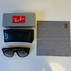 Tja! Säljer mina asfeta Ray-Ban Boyfriend solglasögon pga att jag fick ett par likadana i 18-årspresent. Hör av er om ni är sugna!😎 Obs! Betalning sker endast genom plick! MVH Malte