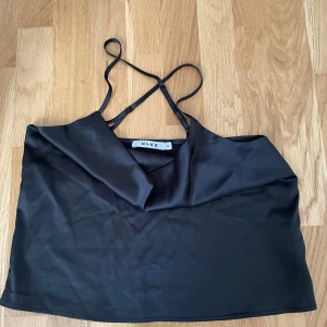 Satin cowl neck linne - Satin cowl neck linne med tunna band och korsade band i ryggen