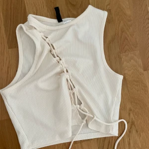 Top med knytdetalj - Kort linne med knytdetalj. Använd en gång