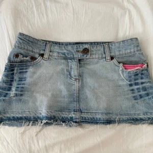 Lowwaist jeanskjol - Såå snygg! Midjemått rakt över: ca 40cm. Längd: ca 25cm. Strl 8 (S) river island. Använd gärna köp nu❤️ 