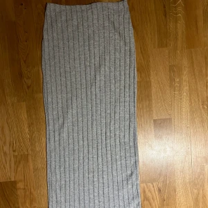 Två långkjolar svart och grå  - Säljer två stycken kjolar i svart och vit går att köpa båda eller enskilt. Nyskick och ribbade 