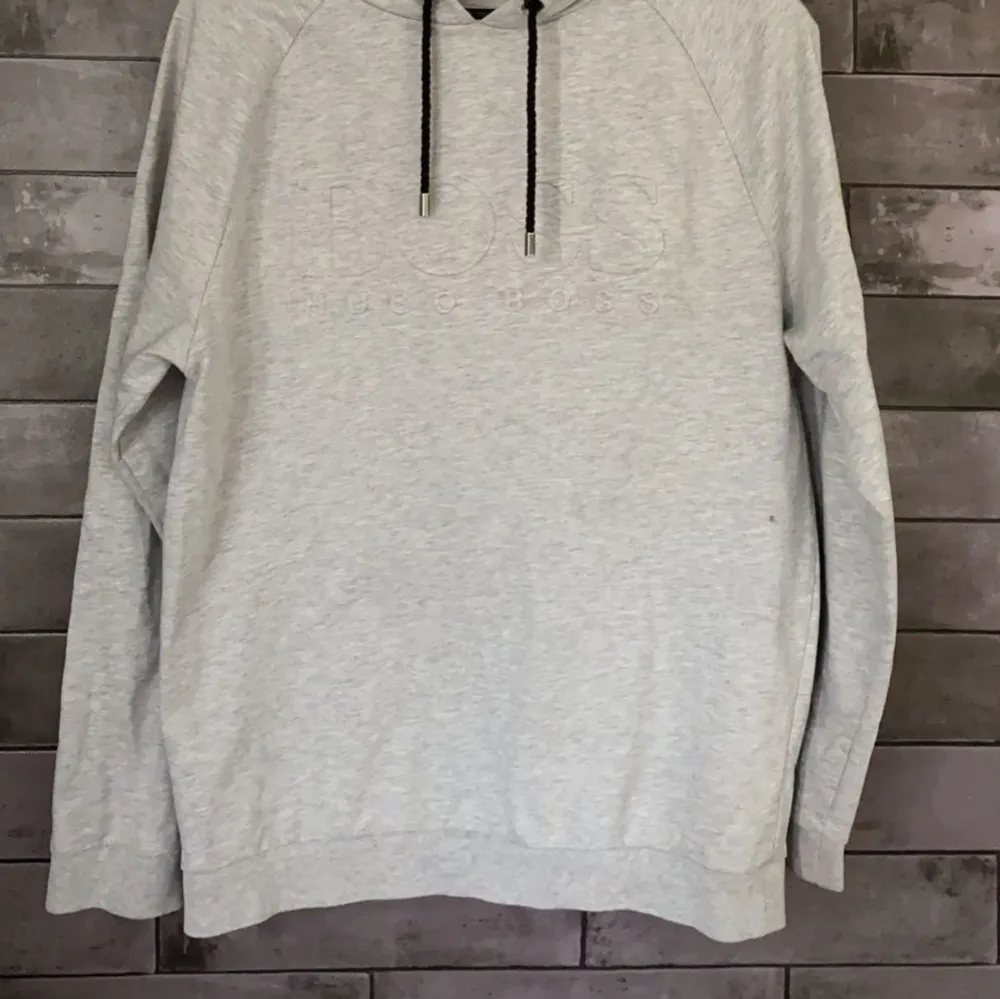 Riktigt fin Hugo boss tröja går inte att få tag på längre så säljer den t nån som vill ha för riktigt bra pris, bara seriösa köpare. Storlek M men passar även S. Hoodies.