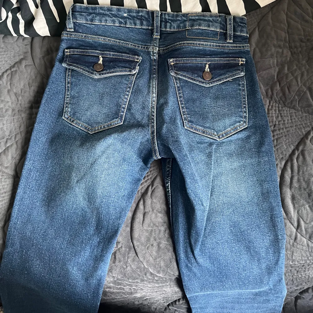 Säljer mina jeans från pull and bear då dom inte kommer till användning, allt är bra skick och det är bootcut och lowrise ❤️. Jeans & Byxor.