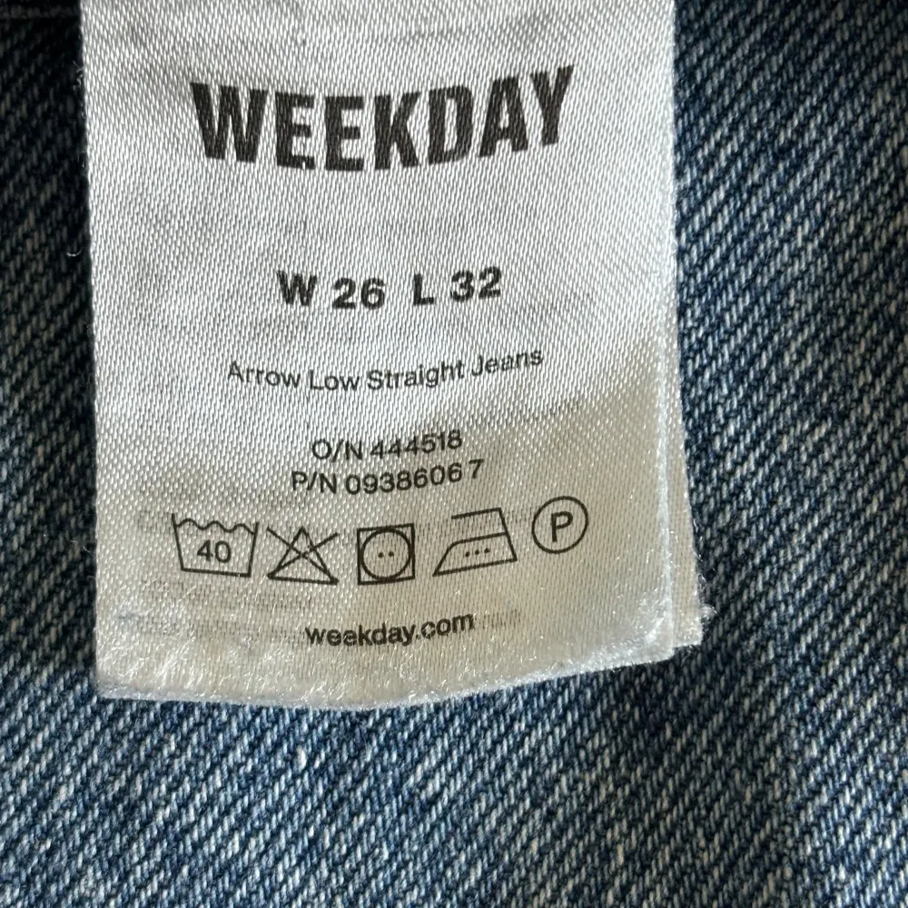 Jag säljer low waist arrow jeans i färgen blå, väldigt fina jeans säljer dom dock: växt ur dom snabbt, inga skador eller fläckar. Kostade ursprungligen 590kr, men nu säljer jag dom för 200kr. Köparen står för frakten och pris kan diskuteras💗. Jeans & Byxor.