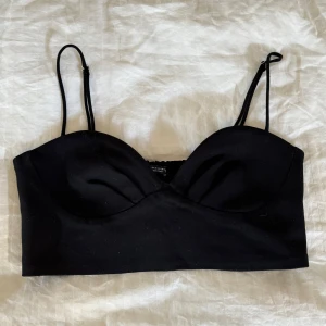 Korsett topp - Såå fin korsett likande topp i ganska croppad modell. Lite ”push up” vid brösten 🖤. 