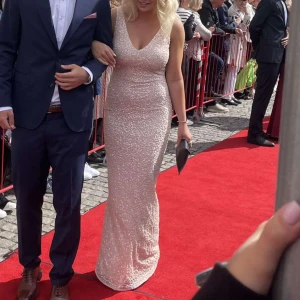 Balklänning - Fin balklänning med paljetter!