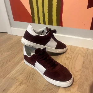 Valentino Flycrew Vin Röd - Säljer nu mina Valentino Flycrew’s. Storleken motsvarar 43,5. Skorna är i färgen Vin Röd 🍷  Har ingen stress att sälja skorna så kom inte med några skambud…  Är det nägot du undrar över så skicka iväg ett meddelande. Möte kan ordnas! 😉