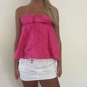 Vit jeanskjol - Snygg vit jeanskjol! Säljer även toppen vid bra bud💗