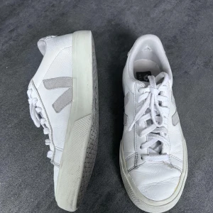 Veja skor - Veja skor i grå vit färg, använda men ändå i väldigt bra skick!🩷