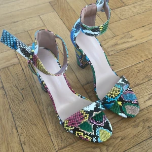 Klackar  - Aldrig använda i storlek 37. 🎉(VÄLJ 10 VALFRIA ANONSER FÖR 200KR)🎉