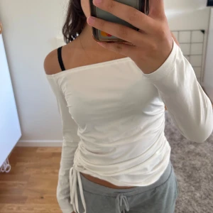 Off shoulders vit top  - Aldrig använt,  frakt ingår i priset!
