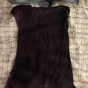 Svart uringad t shirt - Passar bra