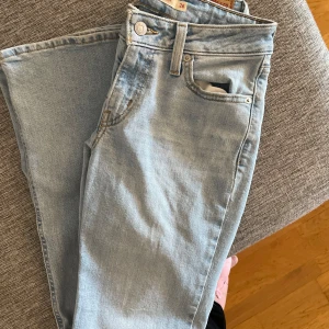 Levis jenas  - Skut snygga men lite stora på mig 