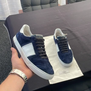 Valentino flycrew navy - Säljer dessa sjukt feta valentino flycrew i den eftertraktade navyblå färgen. Dessa är storlek 41 men passar även 42. Skick 8,5/10 endast 1 nit fattas!! Dustbag tillkommer. Hör av dig vid frågor eller funderingar!💯