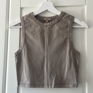 Croppat linne från HM i strl S - Linnet är croppat och i en beige/khakifärg. Storlek S och är i mycket bra skick. 