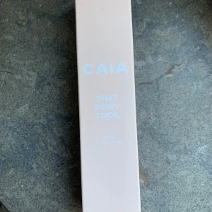 Caia setting spray  - Caia, ”That dewy look” setting spray. Nästan oanvänd, testad typ två gånger men nästan helt full. Nypris= 245kr.