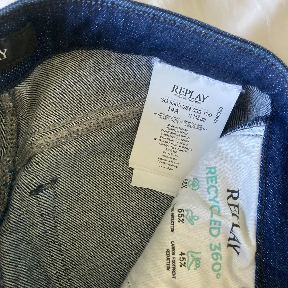 Säljer ett par snygga blå jeans från Replay då dom blivit för korta.  Knappt använda så i bra skick!  Jeansen är tillverkade av återvunnet material. Dom är något stretchiga så dom sätter sig bra 🩷 nypris 1000 . Jeans & Byxor.