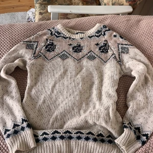 Stickad  - Tjock tröja köpt secondhand. Bra skick och varm perfekt till hösten🤗 Hör av vid minsta fråga 💕