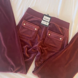 Helt nya juicy couture byxor - Säljer mina helt nya juicy couture byxor I storlek XS med prislappen kvar  Säljer för att jag köpte fel färg och inte kunde lämna tillbaka Köpta för 1200 säljer för 1000 Skriv om du har fler frågor eller vill ha mer bilder🫶🏼