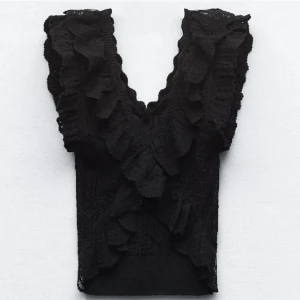 Volang topp - Säljer denna svarta trendiga topp från zara med spets💘 Finns ej att köpa längre!  Använd fåtal gånger, pris kan diskuteras vid snabb affär    Bara att skriva vid frågor🫶🏻 (Lånade bilder)