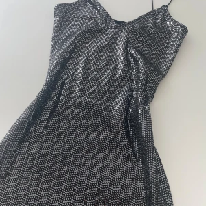 Fest klänning - Fin fest klänning sitter tajt runt midjan vilket jag gillar.