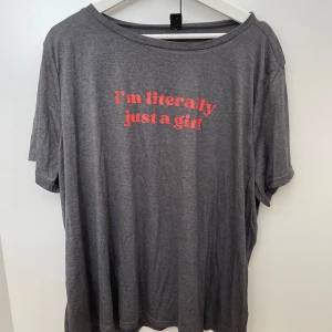 T-shirts med tryck - T-shirt från Shein med rött tryck. Aldrig använd. Storlek xxl 