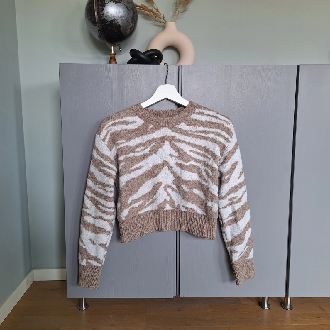 Beige och vit stickad tröja - 90