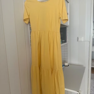 Sommar klänning från Odd Molly i storlek 0(XS) - Fin semester/sommarklänning i tunn behaglig bommul. Använd vid ett tillfälle i storlek 0(XS)