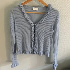 Blå topp/tröja - Ljusblå, söt, volanger Tröja från vila i storlek M, knappt använd, som ny