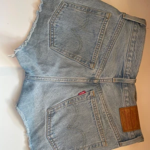 Levi 501 jeansshorts - Säljer ett par supersnygga Levi 501 jeansshorts i storlek W25. Jag säljer de pga att de inte passar, shortsen är i nyskick. Originalpris är 689kr 💙