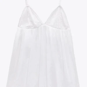 Vit zara klänning  - Klänningen är i bra skick och aldrig använd, den är kort och i storlek xs! (Köparen står för frakt)