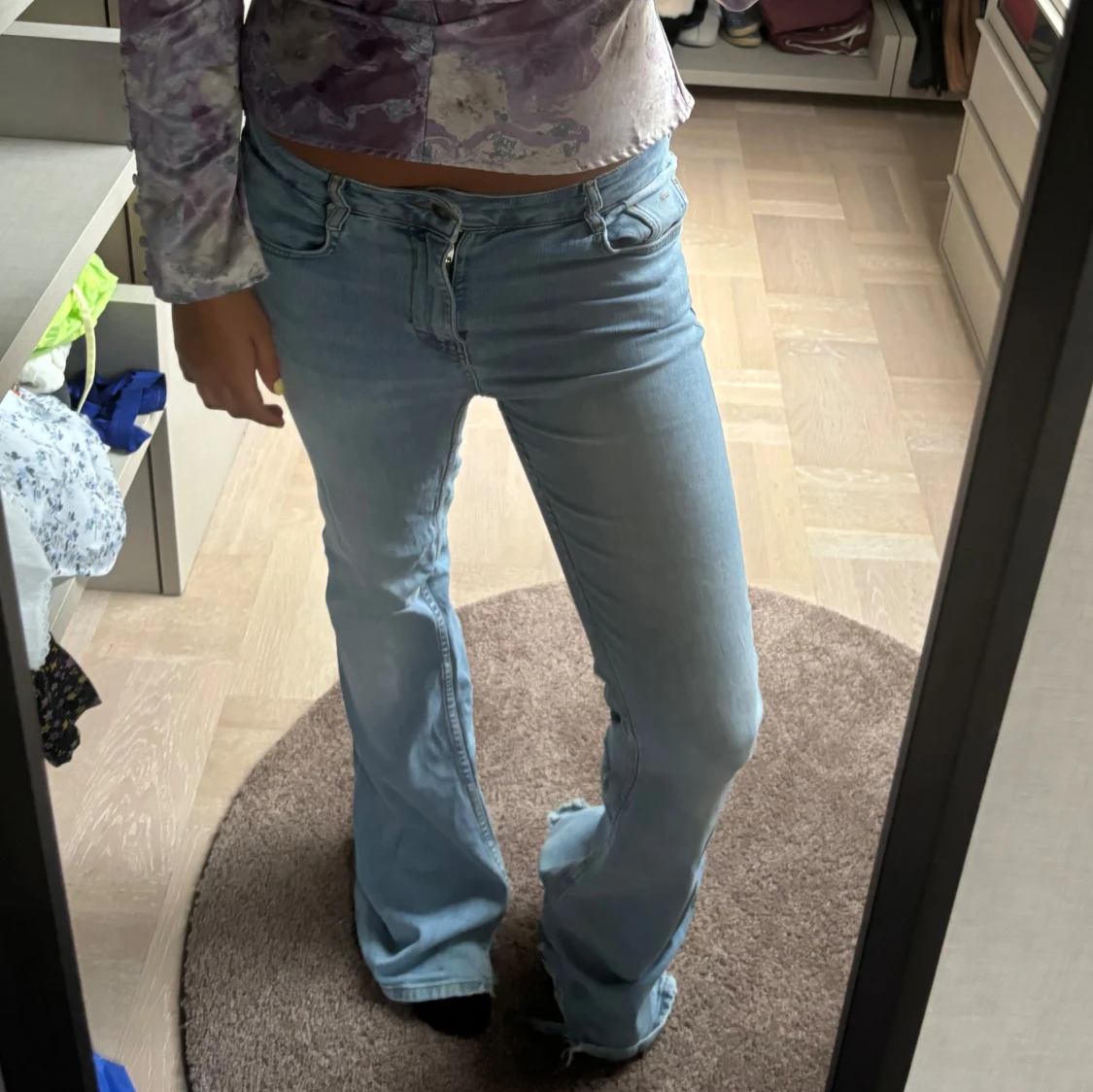 Ljus tvättade lågmidjade jeans 😁 - 92