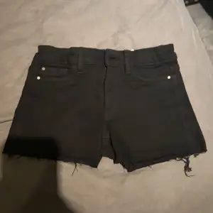 Svarta lågmidjade jeansshorts! Står tyvärr ingen storlek men skulle gissa på xxs❤️