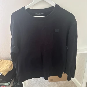 Sweatshirt - En svart Acne sweatshirt i väl skick! 🖤 Köpt för 2000 kr.