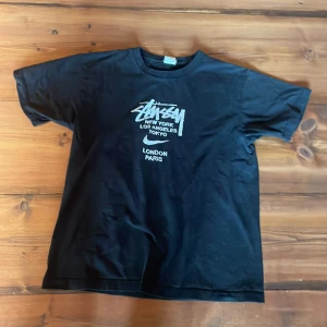 Stussy t shirt svart - Lite spruckna bokstäver 