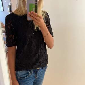 Jätte fin t-shirt med snygga mönster säljs pga att den inte kommer till användning❤️ den är i super bra skick med inga defekter💕✨ köptes för 300 och säljs för ett betydligt bättre pris❤️💯