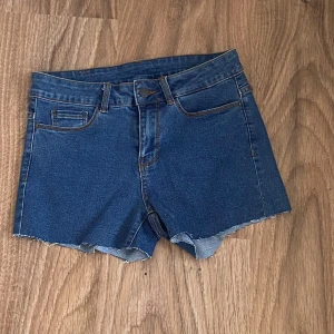 Mörkblå shorts  - Dem är ganska stretchiga i materialet. Lite korta och hög midjade 