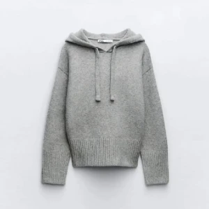 Grå hoodie från Zara - säljer den populära zara hoodien i storlek M men sitter mer som en S❣️Nästan helt oanvänd skriv om ni har fler frågor❤️