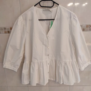Vit blus - Helt ny vit blus, aldrig använd prislapp kvar. Material: 100% bomull. Nypris 500 kr