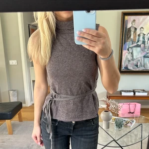 Brun topp - Fin topp med lite krage ochknytband runt midjan!🥰