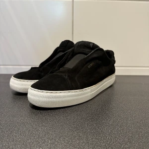 Arigato skor laceless eu 45 - Säljer skorna då det inte är min stil längre, skorna fungerar bara och har en fin utsida men dock är innerskdan lite trasig vid hälarna men inget som man märker av när man har på sig dem. Priset är inte hugget ur Sten. 