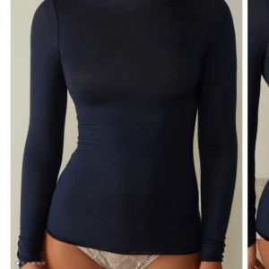 Svart långärmad polotröja - Säljer min mörkblåa intimissimi tröja, stl S💙Tröjan är använd fåtal gången men är i bra skick. säljer sen då den inte kommer till användning💙pris kan diskuteras.