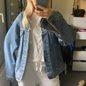 Jeansjacka  - As snygg jeansjacka från Levi strauss & co som inte kommer tlll användning, inga defekter! Bara att skriva vid frågor 💓