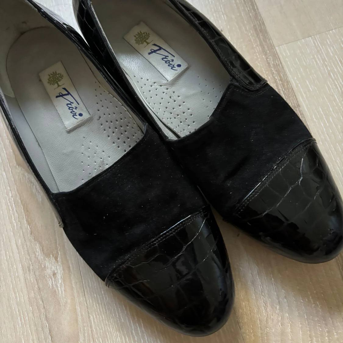 svarta klackskor  - 92